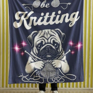 Peut inclure: Une couverture en polaire bleue avec le texte "I'd rather be knitting" en blanc. Un carlin blanc est représenté en train de tricoter avec de la laine et des aiguilles. L'arrière-plan est un mur à rayures jaunes.