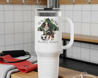Berner Sennenhund Becher, personalisiertes Hunde-Liebhaber-Geschenk, Hundemama isolierter 40 Unzen Becher, niedlicher Hundebecher, Fußballhund, Bernie Dad Becher