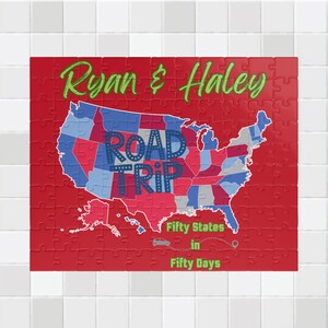 Puede incluir: Un rompecabezas rojo con un mapa de los Estados Unidos. El rompecabezas presenta las palabras "Ryan & Haley" en verde, y "ROAD TRIP" en azul y rojo. También incluye el texto "Fifty States in Fifty Days".
