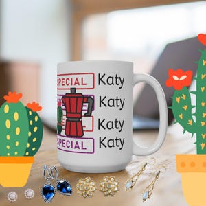 Könnte beinhalten: Weiße Keramiktasse mit einer roten und schwarzen Illustration einer Kaffeekanne und dem Text "SPECIAL" und "Katy", der viermal wiederholt wird.