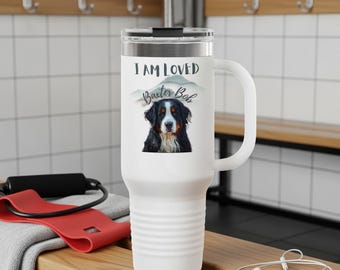 Personalisierter Berner Sennenhund, kundenspezifischer Berner Sennenhund isolierter 40 Unzen Becher, ich bin geliebtes Bernie-Hundeliebhabergeschenk, Haustier-Gedenkbecher