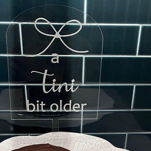 Adorno para tarta Tini Bit Older / Adorno para tarta de cumpleaños personalizado de acrílico / Adorno para tarta de Martini / Decoración de martini espresso / Decoración para tarta de cumpleaños