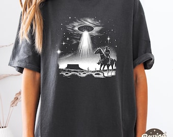 UFO Cowboy Comfort Farben Shirt, Vintage Western T-Shirt, Vintage Rodeo Grafik T-Shirt, Übergroßes Cowboy T-Shirt, Wilder Westen Tshirt, Cowgirl Top