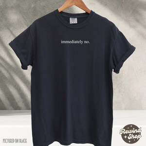 Puede incluir: Una camiseta negra con el texto "immediately no." impreso en blanco en la parte delantera.