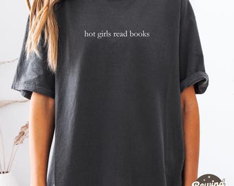 Op de afbeelding: Een oversized T-shirt in donkergrijs met de tekst "hot girls read books" in wit gedrukt op de voorkant.