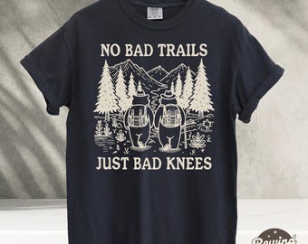 Comfort Colors No Bad Trails Just Bad Knees Funny T Shirt, Funny Koszulka turystyczna, Koszulka kempingowa, Koszulka trekkingowa, Koszulka retro przygodowa