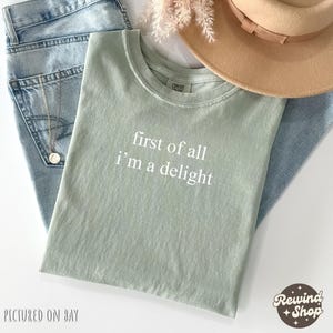 Camiseta &quot;Primero que nada soy una delicia&quot; Comfort Colors®, camiseta divertida con humor, camiseta con gráfico sarcástico, camiseta con cita divertida, camiseta con sarcasmo, camiseta de moda