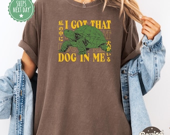 私の中に犬がいる日本のTシャツ、面白いカメの日本のホラーTシャツ、快適な色のシャツ、面白いミームのシャツ