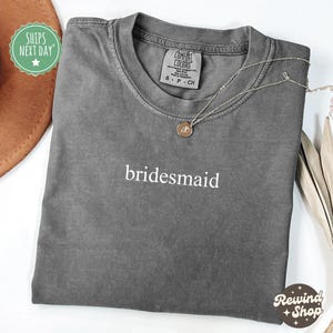 ブライズメイド コンフォート カラーズ® Tシャツ、ミニマリスト ブライズメイド スクワッド シャツ、独身パーティー シャツ、ブライダル シャワー シャツ、ブライズメイド用シャツ