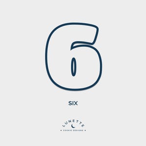 Pode incluir: Um contorno azul marinho do número seis, com a palavra «SIX» abaixo. O design está em um fundo cinza claro. O logotipo da Lunette Cookie Designs está na parte inferior.