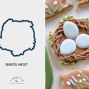 Könnte beinhalten: Ein Ausstecher in Form eines Vogelnests. Der Ausstecher ist aus Metall und hat eine dunkelblaue Farbe. Der Text "Bird's Nest" ist unter dem Ausstecher gedruckt. Der Text "Lunette Cookie Designs" ist unter dem Text "Bird's Nest" gedruckt.