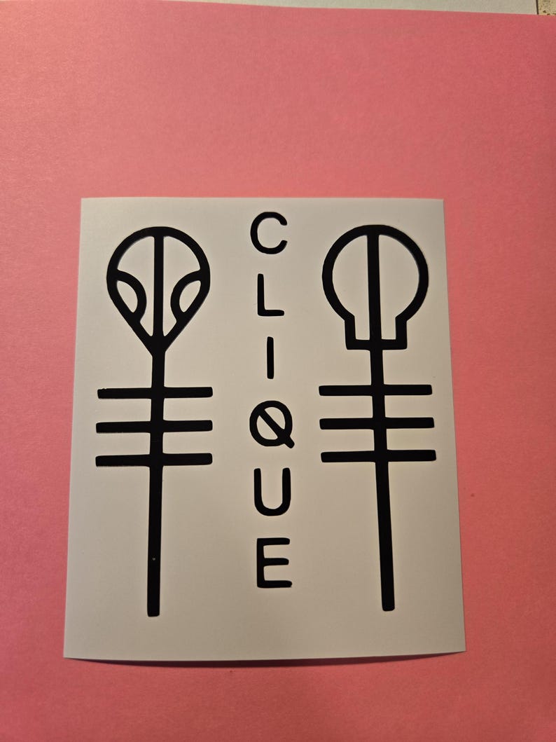 Pode incluir: Adesivo branco com desenhos gr&aacute;ficos pretos e a palavra "CLIQUE" em texto vertical. Os desenhos apresentam uma forma estilizada de cabe&ccedil;a acima de linhas horizontais e uma linha vertical. O fundo &eacute; rosa liso.