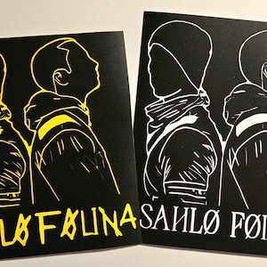 Puede incluir: Dos pegatinas rectangulares negras. Cada una presenta el perfil de una persona con una chaqueta con capucha y un gorro. Una tiene contornos y texto amarillos, la otra blancos. El texto en las pegatinas dice "SAHLØ FØLINA".