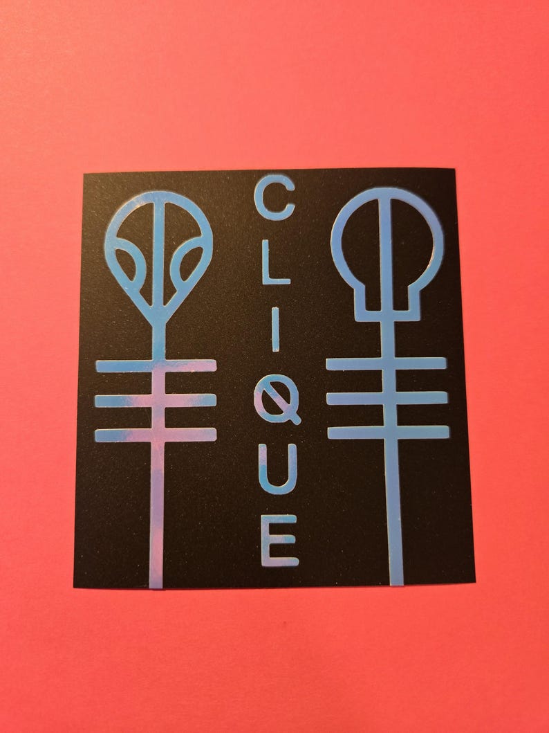 Pode incluir: Adesivo quadrado preto com dois s&iacute;mbolos estilizados e a palavra "CLIQUE" em azul claro. Os s&iacute;mbolos t&ecirc;m um gradiente azul e rosa. O fundo &eacute; vermelho liso.