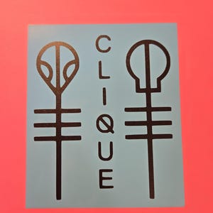 Pode incluir: Um quadrado azul claro com a palavra "CLIQUE" em letras mai&uacute;sculas pretas. Dois s&iacute;mbolos pretos estilizados est&atilde;o em ambos os lados do texto. O fundo &eacute; de cor coral s&oacute;lida.
