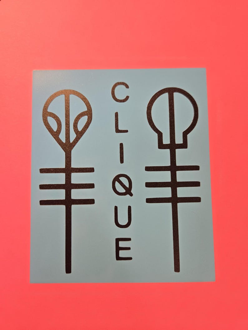 Pode incluir: Um quadrado azul claro com a palavra "CLIQUE" em letras mai&uacute;sculas pretas. Dois s&iacute;mbolos pretos estilizados est&atilde;o em ambos os lados do texto. O fundo &eacute; de cor coral s&oacute;lida.