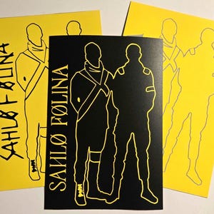 Puede incluir: Tres pegatinas con un diseño de dos figuras en forma de contorno. Una pegatina es negra con texto y contornos amarillos, las otras dos son amarillas con contornos y texto negros. El texto de las pegatinas dice "SAHLØ FØLINA".