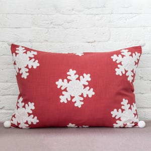 Funda de almohada navideña roja con bordado de copos de nieve blancos, cojín de invierno rojo y blanco para decoración navideña para sofá o silla.