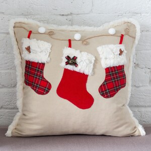 Funda de almohada navideña de estilo rústico: cojín navideño con medias de cuadros rojos, decoración rústica de piel sintética, acogedor cojín de invierno, regalo para decorar el hogar.