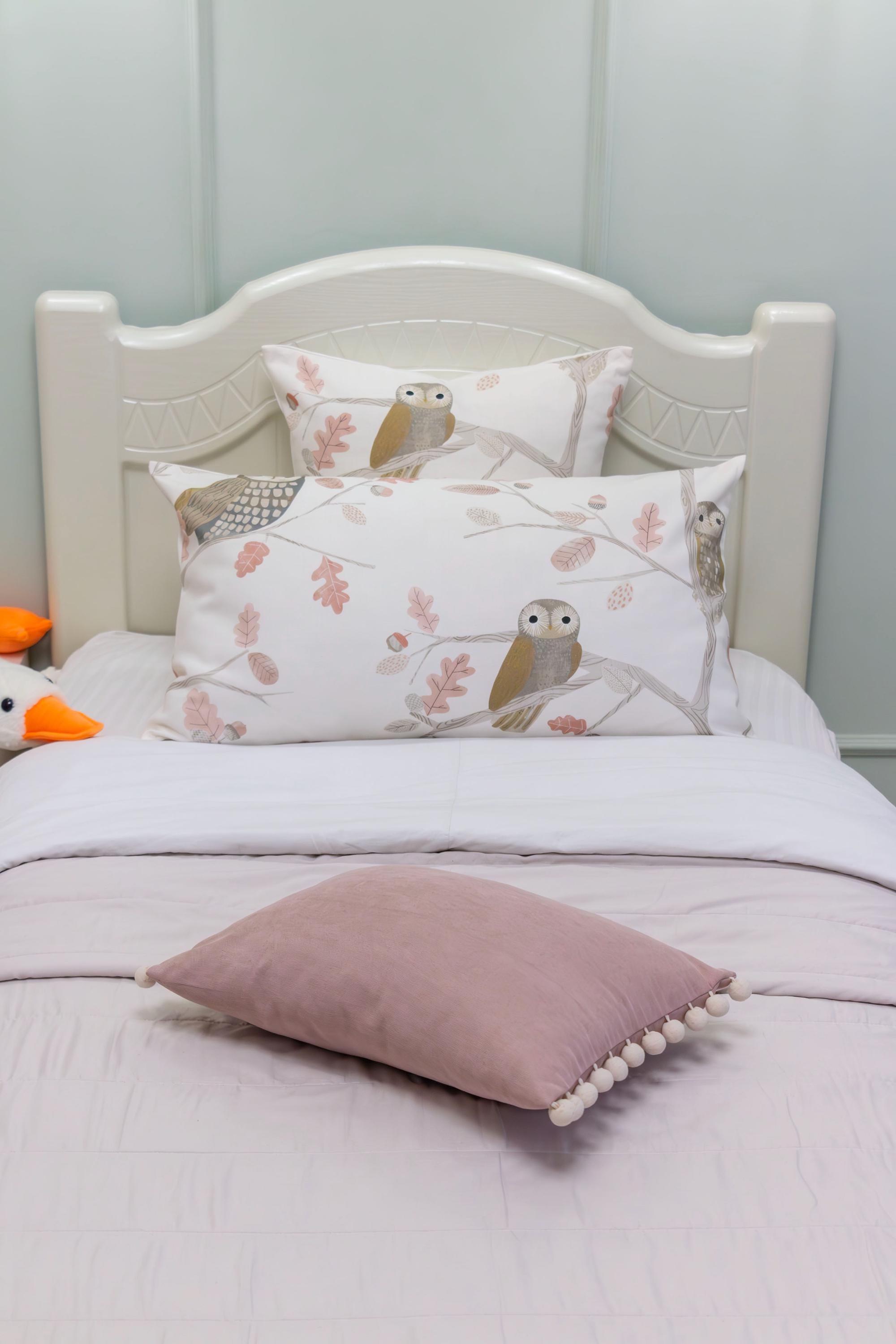Owl-Themed Throw Pillow Set – Woodland Animal Decor with Autumn Leaves, Cozy Pink and Neutral 