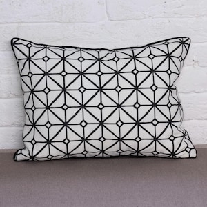 Modern Black and White Geometric Throw Pillow Cover - Bold Accent Lumbar Pillow for Sofa & Bed Decor, Minimalist Cushion for Stylish Spaces