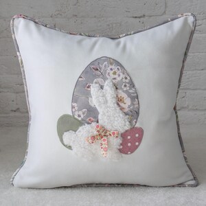 Federa decorativa per cuscino con applicazione di coniglietto pasquale - Coniglietto di peluche fatto a mano, uova di Pasqua floreali - Decorazione per la casa primaverile, cuscino decorativo Cottage Core
