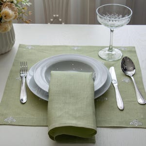 Set of 2 Elegant Bee Embroidered Sage Green Linen Napkins - Farmhouse Table Setting for Dining, Wedding, Easter, Spring Decor, Table Linens