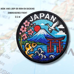 Puede incluir: Parche bordado redondo que representa un paisaje japonés con el Monte Fuji, un sol rojo y una puerta torii. El parche mide 8,89 cm de diámetro y lleva la palabra "JAPAN". El diseño incluye flores de cerezo, una carpa koi y una grulla.