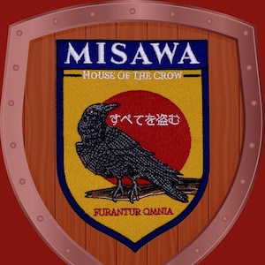Könnte beinhalten: Schildförmiger Aufnäher mit dem Wort "MISAWA" in Weiß über einer Krähenillustration. Der Aufnäher enthält den Text "HOUSE OF THE CROW", japanische Schriftzeichen und den lateinischen Satz "FURANTUR OMNIA". Das Schild ist vor einem Holzgrund platziert.