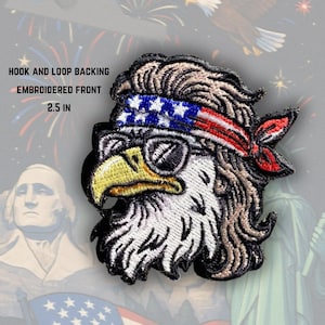 Könnte beinhalten: Gestickter Aufnäher mit einem stilisierten Adlerkopf mit Sonnenbrille und einem rot-weiß-blauen Bandana. Der Aufnäher ist 6,35 cm groß und hat eine Klettverschlussrückseite.