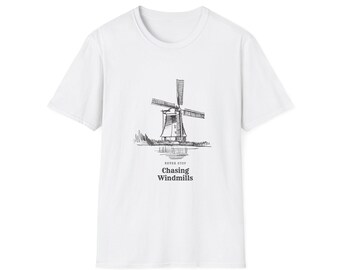 Może przedstawiać: Biała koszulka z czarno-białą ilustracją wiatraka. Pod obrazem znajduje się napis "NEVER STOP Chasing Windmills". Projekt wiatraka obejmuje cztery łopaty i prosty krajobraz.