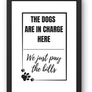 De hond heeft de leiding - kunst aan de muur grappige hond - digitale print huisdierliefhebber - afdrukbare quote hond - de honden hebben de leiding We betalen alleen de rekeningen