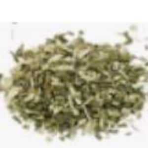 Op de afbeelding: Een hoop gedroogde, groene kruiden, mogelijk oregano of een vergelijkbaar keukenkruid, tegen een witte achtergrond. De kruiden lijken fijngehakt of verkruimeld, met een mengsel van blad- en stengelfragmenten.