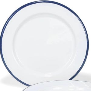 Könnte beinhalten: Weißer Emailteller mit blauem Rand. Der Teller ist rund und hat eine glatte Oberfläche.
