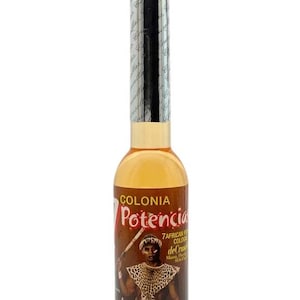 Peut inclure: Une bouteille en verre brun avec un bouchon argenté. La bouteille est étiquetée "Colonia Potencia" et présente un dessin d'une personne vêtue de vêtements traditionnels africains. L'étiquette comprend également le texte "7 African Potent Cologne de Cruz"