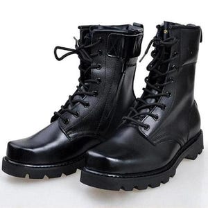 Nieuwe handgemaakte gevechtsleren schoenen, zwarte veterschoenen, hoge enkels, leren gevechtslaarzen voor heren