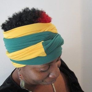 Peut inclure: Une femme portant un turban vert et jaune. Le turban est noué dans un style turban et est fait d'un tissu doux et extensible.