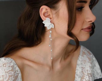 Handmade  Bridal Earrings, Pearls flower earrings, dainty wedding earrings for brides, exclusive wedding earrings, Crystal wedding jewelry