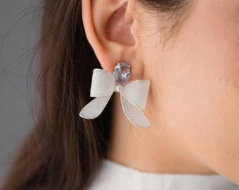 Handmade  Bridal Earrings, Pearls flower earrings, dainty wedding earrings for brides, exclusive wedding earrings, Crystal wedding jewelry