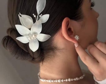 Pearl Bridal Hair Vine, Minimalist Wedding Hair Accessory, Silver or Gold Leaf Hairpiece for Brides, Elegant Pearl Hair Vine for Updo