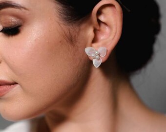 Handmade  Bridal Earrings, Pearls flower earrings, dainty wedding earrings for brides, exclusive wedding earrings, Crystal wedding jewelry