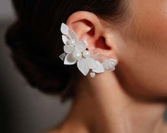 Handmade  Bridal Earrings, Pearls flower earrings, dainty wedding earrings for brides, exclusive wedding earrings, Crystal wedding jewelry