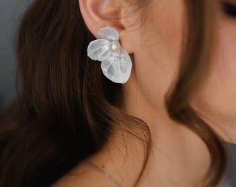 Handmade  Bridal Earrings, Pearls flower earrings, dainty wedding earrings for brides, exclusive wedding earrings, Crystal wedding jewelry