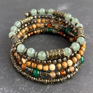 Armband met geheugendraad, armband met aardachtige edelsteen kralen, aventurijn, jaspis, messing, groen oranje, boho zigeuner