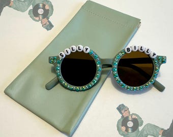 Gafas de sol para niños Silly Billy Little Rager / Campo de visión / King Gizzard y el mago lagarto / KGLW / ¡Viene con estuche!