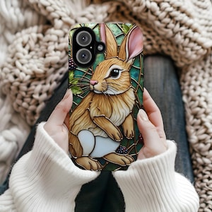 Konijn iPhone-hoesje glas-in-lood geïnspireerd cadeau natuurliefhebber, schattig dierenontwerp, milieuvriendelijk telefoonaccessoire, bosrijke esthetiek
