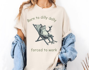 Lazy Frog Tee: Född att grubbla dagligen, tvingas arbeta i komfortfärger - perfekt för avkopplingsälskare, rolig present, humor-T-shirt, fritidskläder
