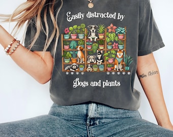 Gemakkelijk afgeleid door honden en planten T-shirt, comfortkleuren hondenliefhebber T-shirt, cadeaus voor plantenouders, shirt schattig huisdierliefhebber, leuke kleding