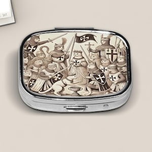 Medieval Cat Knights Pill Box – Vintage  Crusader Cats and Dog Battle Scene – Unique Gothic Metal Storage Case – Fantasy Gift for Cat Lovers