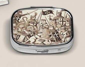 Medieval Cat Knights Pill Box – Vintage  Crusader Cats and Dog Battle Scene – Unique Gothic Metal Storage Case – Fantasy Gift for Cat Lovers